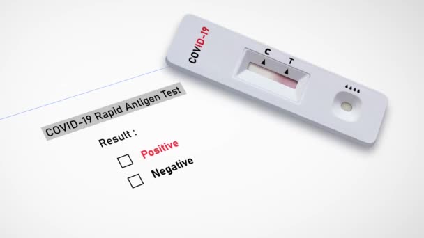 Unidad de prueba de antígeno rápido para coronavirus con resultado positivo — Vídeos de Stock