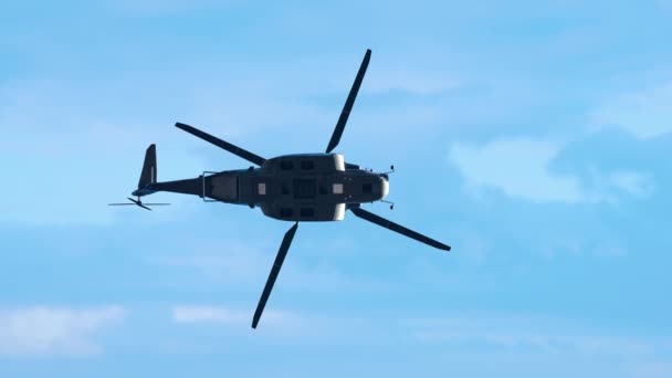 大きなヘリコプターのシルエットは曇った空に対して飛ぶ — ストック動画