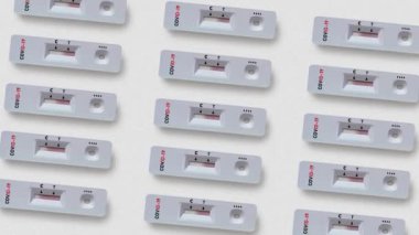 Beyaz zemin üzerinde Coronavirus için hızlı test birimleri kümesi