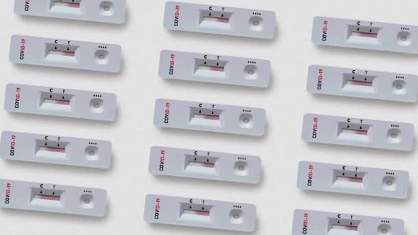 Набор быстрых тестовых устройств для коронавируса на белом фоне — стоковое видео