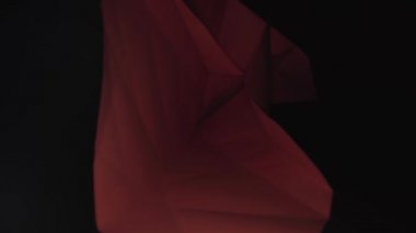 El yapımı el işi için kırmızı buruşuk kağıt yaprağına geçiş