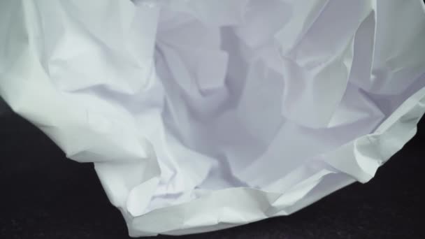 Rörelse till vitt skrynkligt papper som kreativ krissymbol — Stockvideo