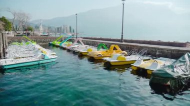 Dağlara karşı kıyıya demirlemiş renkli turistik tekneler