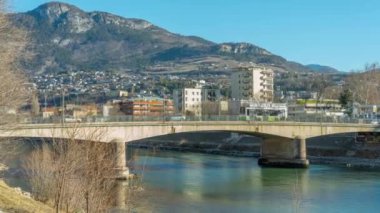 Yoğun trafiğe sahip köprü, eski kent Trento 'nun bir kısmını birbirine bağlıyor