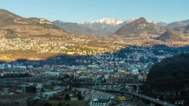Güneşli bir günde dev dağlara karşı Trento 'nun genel görünümü
