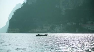 Balıkçı teknesi Garda Gölü 'nün ışıldayan sularında yelken açar.