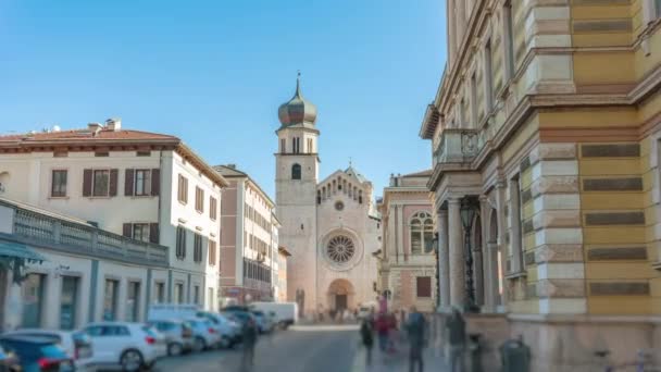 Vintage byggnader och katedral mot blå himmel i Trento — Stockvideo