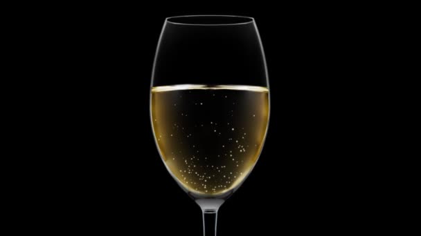 Κρυστάλλινο ποτήρι με λευκό αφρώδες κρασί σε μαύρο φόντο — Αρχείο Βίντεο