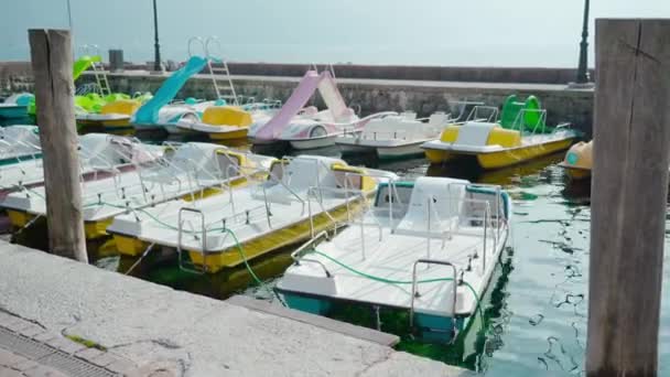 Färgglada Fiske Och Turbåtar Förtöjda Hamnen Gardasjön Turistisk Sjötransport Nära — Stockvideo
