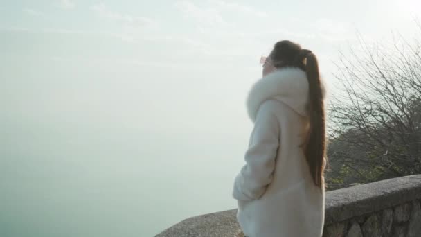 Žena Bílém Plášti Ráno Dívá Jezero Garda Pokryté Hustou Mlhou — Stock video