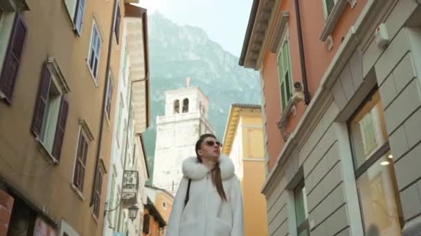Kobieta Spaceruje Wąską Uliczką Patrząc Zabytkowe Budynki Starym Włoskim Mieście — Wideo stockowe