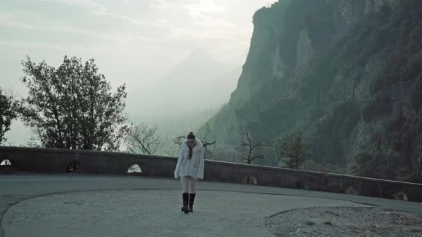 Mujer Camina Plataforma Observación Contra Montañas Gigantes Neblina Que Rodea — Vídeo de stock