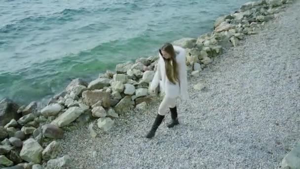 Женщина Ходит Галечному Берегу Скал Глядя Озеро Гарда Волнами Ветреную — стоковое видео