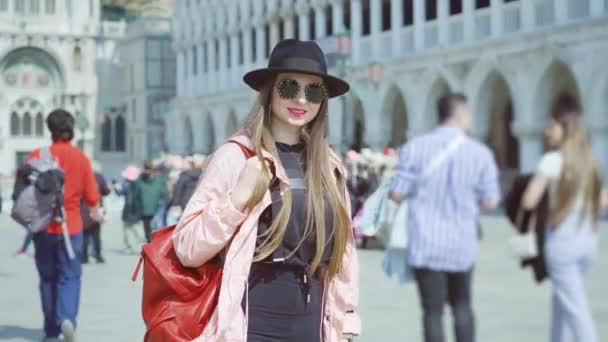 머리의 코트와 모자를 베니스의 마르코 광장에 이탈리아 관광객들을 여성들 — 비디오
