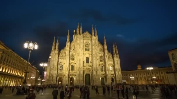 Catedral Milão Praça Central Lotada Com Edifícios Iluminados Luzes Rua — Vídeo de Stock