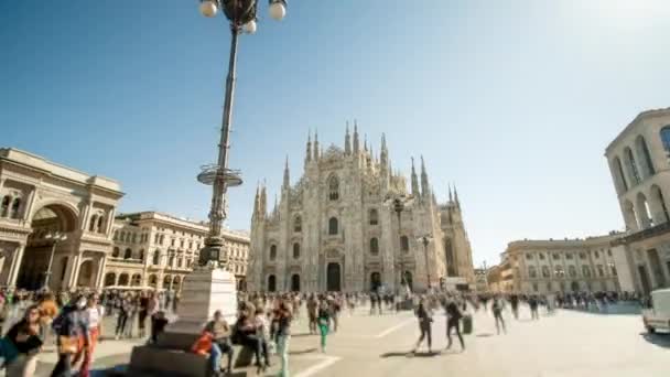 有名な大聖堂教会やミラノのヴィンテージの建物と中央広場に観光客の群衆 青い空の下での歴史的なイタリアの建築 — ストック動画