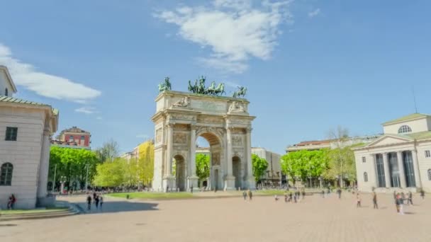 Turistas Visitam Arco Paz Construído Centro Histórico Milão Estrutura Imposição — Vídeo de Stock