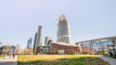 MILAN, ITALY - 11 Nisan 2022: Lüks şehir bölgesindeki modern yüksek binalar. İtalya 'da güzel ve alışılmadık mimari 11 Nisan' da Milano 'da mavi gökyüzü altında aşırı kayma