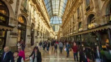 MILAN, İtalya - 11 Nisan 2022: Milano 'daki Galleria Vittorio Emanuele II' yi ziyaret eden turistler. İtalya 'da popüler bir seyahat merkezi. 11 Nisan 'da Milano' da tarihi eser hiperaktifliği