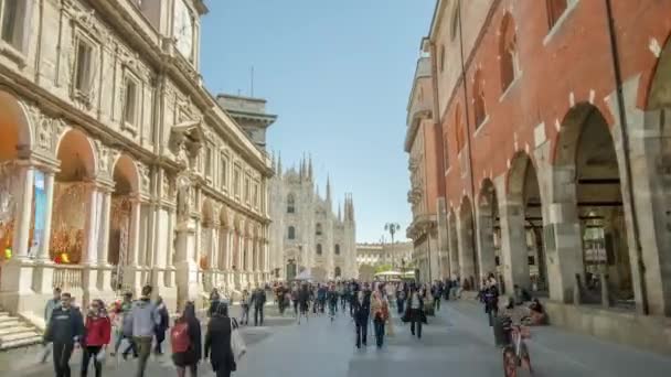 Milão Itália Abril 2022 Crowded Street Vintage Buildings Duomo Milan — Vídeo de Stock