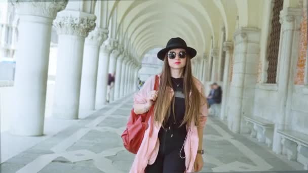 Впевнена Жінка Стильному Одязі Ходить Палацовій Галереї Великими Колонами Площі — стокове відео