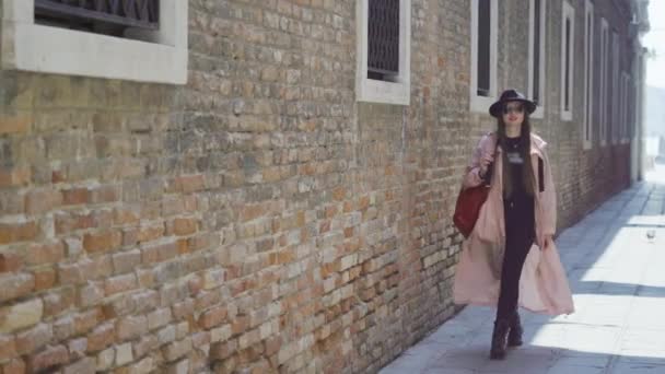 Donna Abito Elegante Cammina Strada Stretta Passato Vecchio Edificio Mattoni — Video Stock