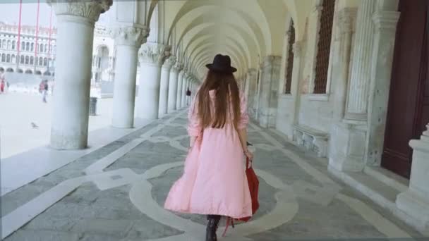 Mujer Camina Galería Del Edificio Con Grandes Columnas Blancas Plaza — Vídeos de Stock