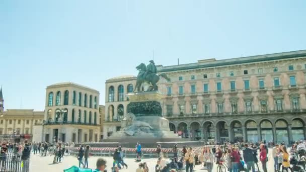 Milán Italia Abril 2022 Monumento Histórico Instalado Contra Gran Edificio — Vídeos de Stock