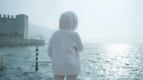 Mujer Abrigo Blanco Para Mirando Lago Garda Con Olas Causadas — Vídeos de Stock