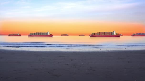 波は野生のビーチで転がり 貨物船は日没時にオレンジ色の青空に対して貨物コンテナを運んで海に出航します 国際的な輸出入 — ストック動画