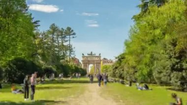 Dünya yolu, Milano 'nun tarihi merkezindeki şehir parkında inşa edilen Barış Kemeri' ne çıkıyor. Turistler, güneşli bir günde aşırı hız yapan İtalya 'nın popüler simgesini ziyaret ettiler