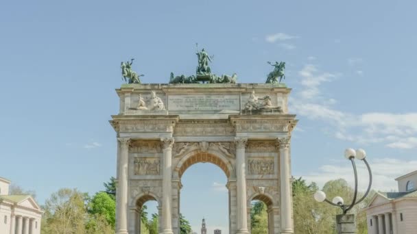 Милан Италия Апреля 2022 Года Арка Мира Статуями Вершине Против — стоковое видео