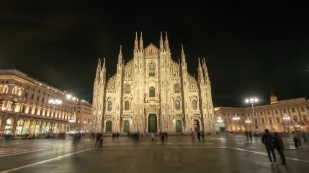 Milano Katedrali Kalabalık Meydanda Sokak Lambaları Karanlık Gökyüzüne Karşı Binalar — Stok video