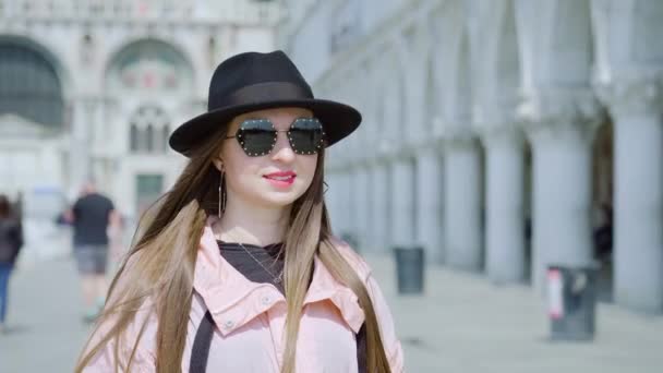 Κομψή Γυναίκα Μαύρο Καπέλο Και Γυαλιά Ηλίου Στέκεται Στην Πλατεία — Αρχείο Βίντεο