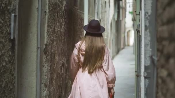 Жінка Довгим Волоссям Ходить Вузькій Вулиці Давніми Будівлями Венеції Stylish — стокове відео