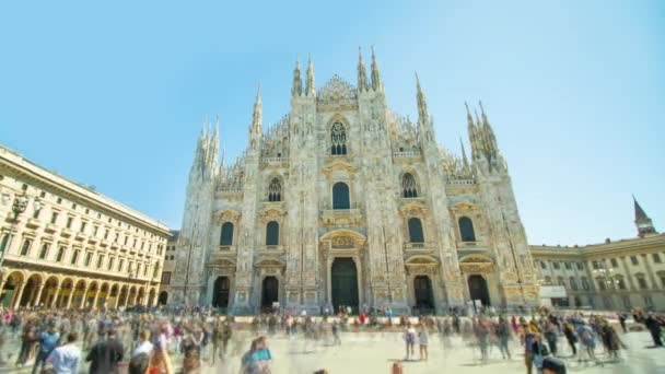 ミラノの歴史的建造物がある中央広場の大聖堂教会や観光客 青い空の下でイタリアのゴシック建築 — ストック動画