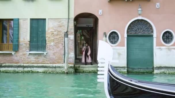 Woman Stands Building Threshold Facing Water Channel Stylish Lady Waits — Vídeo de stock