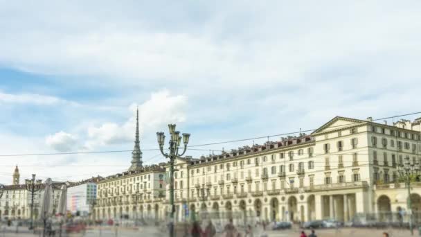 都灵繁华的中央街道 有历史建筑和街灯 多云的天空下美丽的意大利建筑 — 图库视频影像