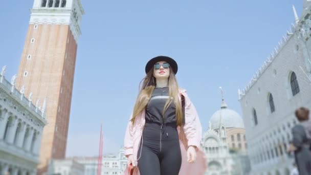 Stylish Lady Tourist Hat Walks Mark Square Venice Sunny Day — Stockvideo