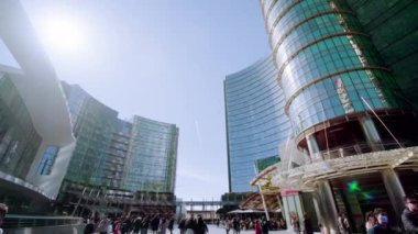 MILAN, İtalya - 10 Nisan 2022: Güneşli bir günde, Milano 'nun işlek caddesinde modern cam bina cepheleri. İtalyan şehrinin lüks bölgesinde 10 Nisan 'da Milano' da güzel mimari