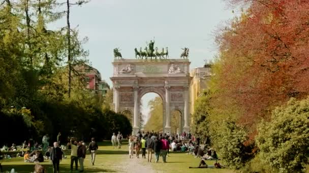Milan Italy April 2022 Tourists Walk See Arch Peace Located — Vídeos de Stock