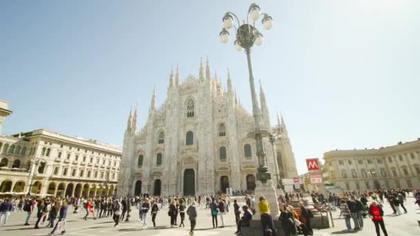 Milão Itália Abril 2022 Turistas Caminham Praça Central Contra Duomo — Vídeo de Stock
