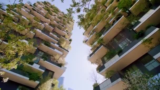 Milan Italy April 2022 Вертикальні Лісові Хмарочоси Буйними Деревами Балконах — стокове відео