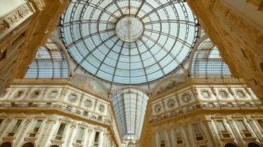 MILAN, ITALY - 10 Nisan 2022 Milano 'daki Galleria Vittorio Emanuele II' nin lüks iç mimarisi. İtalya 'daki popüler turizm merkezi 10 Nisan' da Milano 'da düşük açılı çekim yaptı