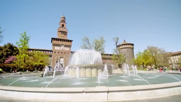 Milan Italy April 2022 Tourists Visit Fountain Castle Square Milan — Stok video
