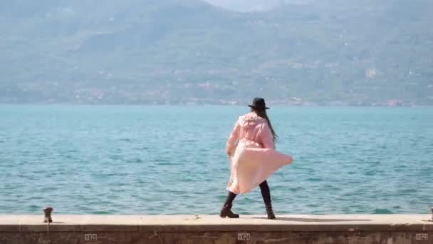 Cheerful Woman Enjoys Walking Pier Lake Garda Clear Blue Water — Vídeos de Stock