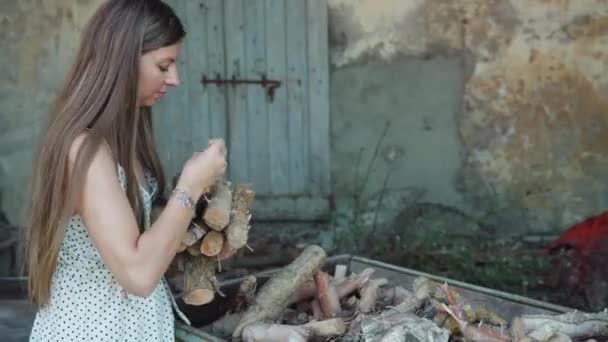 Een Langharige Jonge Vrouw Haalt Brandhout Uit Een Oude Kar — Stockvideo