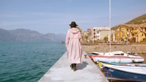 Woman Walks Pier Enjoying Views Lake Garda City Giant Mountains — Vídeo de Stock