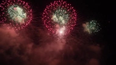 Gece gökyüzünde renkli havai fişekler patlayıp Venedik 'teki Kurtuluş Festivali' ne duman saçtı. İtalya 'da geleneksel tatil üzerine fantastik bir gösteri.