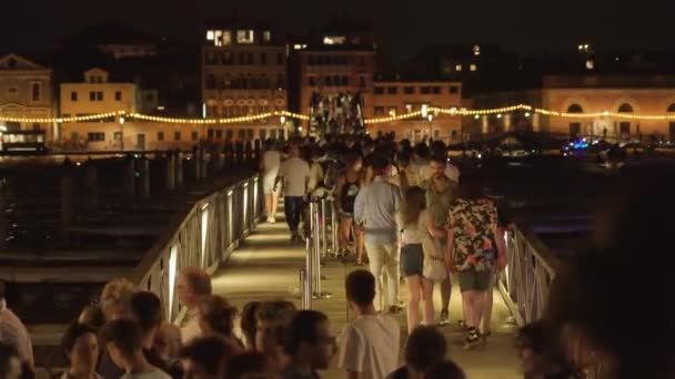 Venice Italy July 2022 People Have Fun Walking Illuminated Footbridge — ストック動画